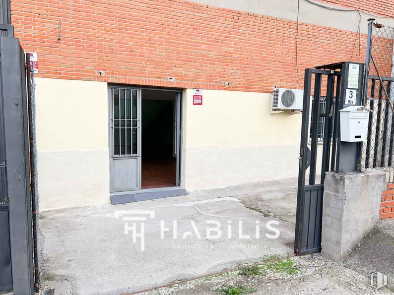 Office for rent at Calle Ventalamar, Toledo, 45007 with wall, floor, door, composite material, metal, brickwork, concrete, gate, building material and brick around