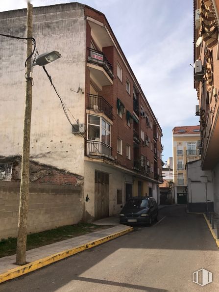 Retail for sale at Calle Alba, 7, Talavera de la Reina, Toledo, 45600 with car, building, sky, window, road surface, street light, neighbourhood, asphalt, urban design and wood around