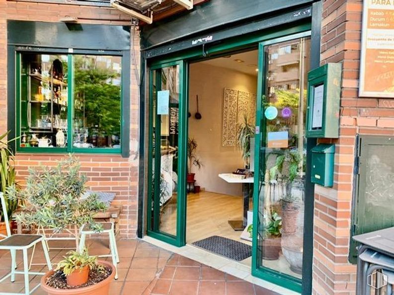 Local en alquiler y venta en Avenida Retamas, Alcorcón, Madrid, 28922 con ventana, maceta, puerta, silla, planta, propiedad, planta de interior, interiorismo, edificio y accesorio alrededor