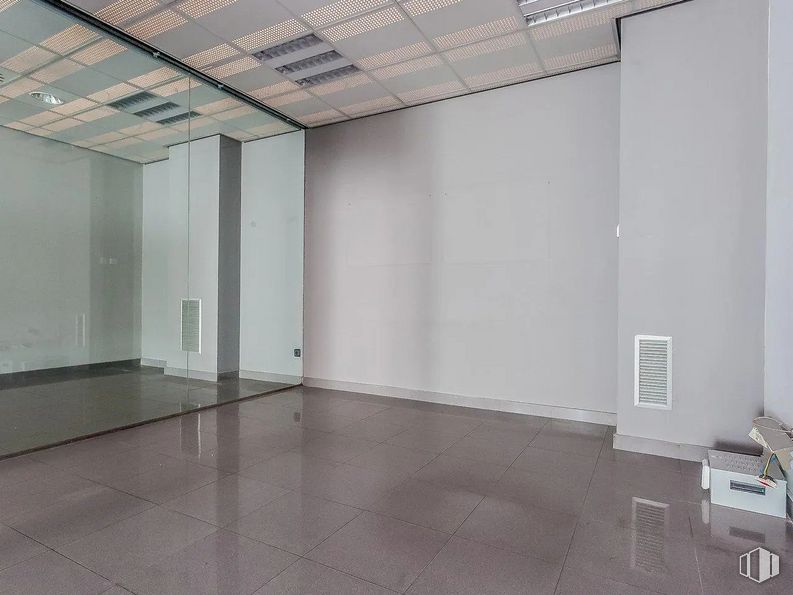 Nave en venta en Avenida Camino de lo Cortao, 6, San Sebastián de los Reyes, Madrid, 28700 con edificio, accesorio, hall, interiorismo, suelos, suelo, pared, propiedad material, sombra y madera alrededor