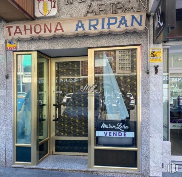 Retail for sale at Calle Potosí, Toledo, 45004 with door, fixture, real estate, window, facade, font, building, glass, signage and retail around