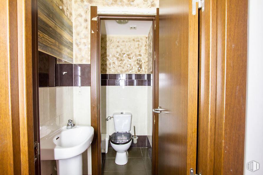 Retail for rent at Calle Monjitas, 5, Majadahonda, Madrid, 28220 with toilet, sink, fixture, plumbing fixture, interior design, bathroom, fluid, wood, floor and building around