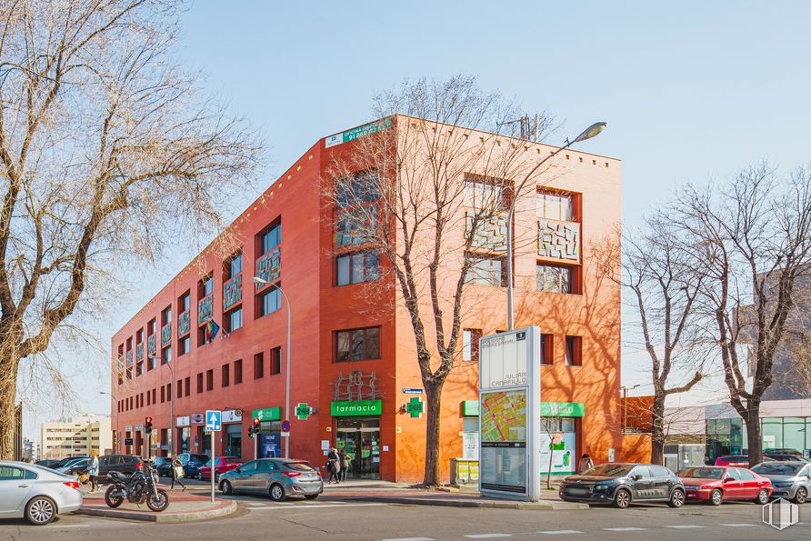 Oficina en alquiler en Calle Albasanz, San Blas - Canillejas, Madrid, 28037 con coche, edificio, rueda, cielo, neumático, propiedad, ventana, vehículo, planta y árbol alrededor