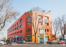 Office for rent at Calle Albasanz, San Blas - Canillejas, Madrid, 28037 with car, building, wheel, sky, tire, property, window, vehicle, plant and tree around