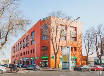 Oficina en alquiler en Calle Albasanz, San Blas - Canillejas, Madrid, 28037 con coche, edificio, rueda, cielo, neumático, propiedad, ventana, vehículo, planta y árbol alrededor