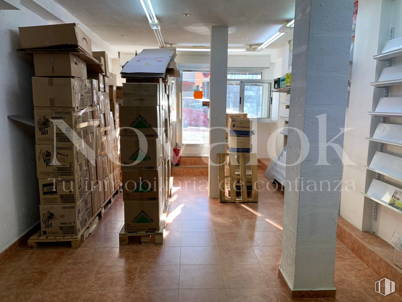 Local en venta en Calle Agustina de Aragón, Móstoles, Madrid, 28938 con productos envasados, madera, pavimentos, piso, estante, archivar, edificio, neumático, gafas y ebanistería alrededor