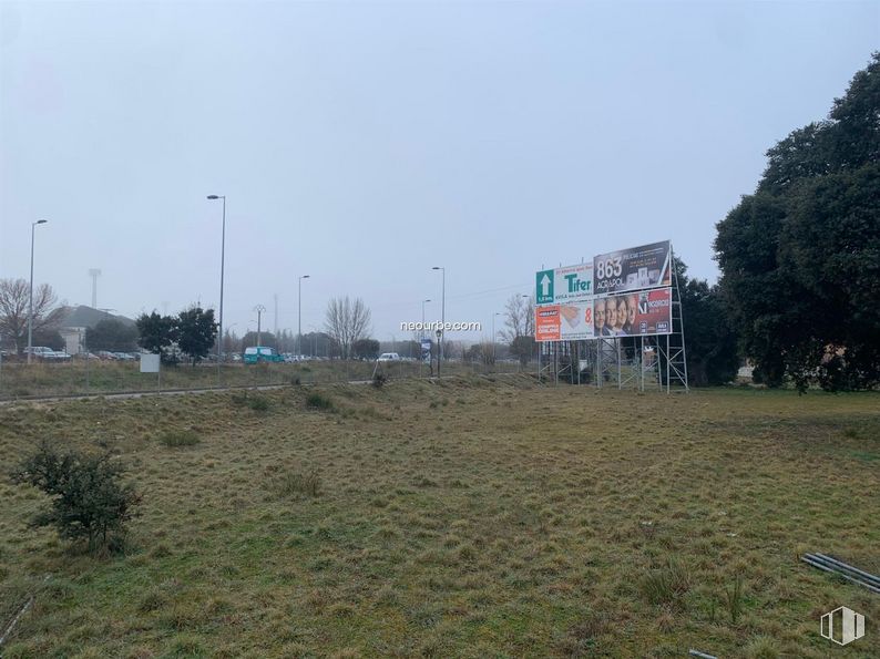 Land for sale at Calle de la Ciudad de Toledo, Ávila, 05004 with plant, sky, street light, land lot, tree, grass, plain, landscape, road and grassland around