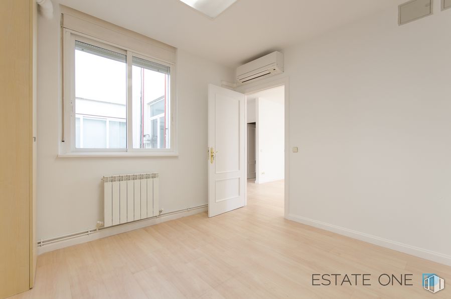 Office for rent at Calle General Oraá, Salamanca, Madrid, 28006 with window, property, building, fixture, wood, hall, architecture, interior design, flooring and floor around