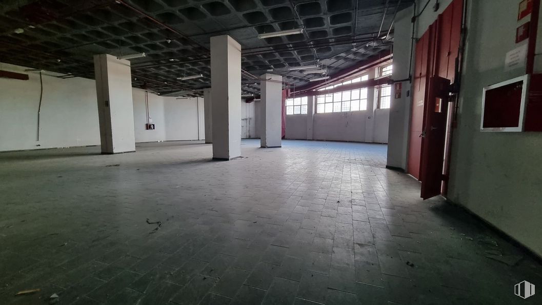 Nave en alquiler y venta en Edificio Indubuilding Goico, Calle Tomás Redondo, 2, Hortaleza, Madrid, 28033 con ventana, pasillo, suelo, piso, edificio, madera, techo, hormigón, espacio y evento alrededor