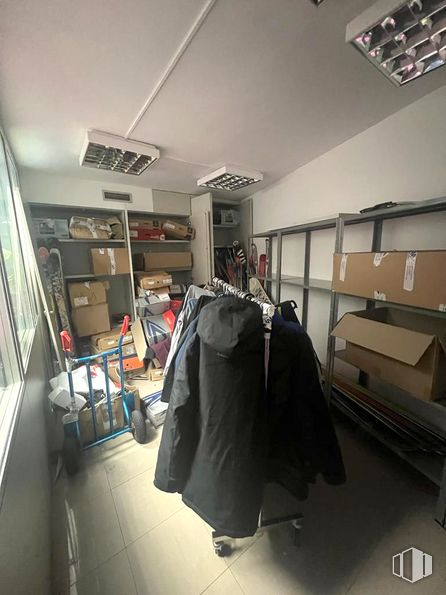 Local en venta en Calle Bravo Murillo, Tetuán, Madrid, 28020 con ropa de calle, persona, alumbrado, bolsa, diseño automovilístico, percha, maletas y bolsas, suelo, suelos y venta al por menor alrededor