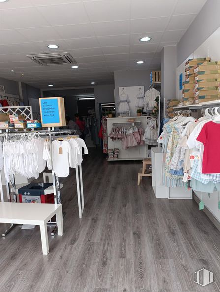 Local en venta en Calle José Hierro, 92, Rivas-Vaciamadrid, Madrid, 28529 con parte superior, ropa, diseño automovilístico, estantería, suelo, suelos, edificio, madera, estante y camiseta alrededor