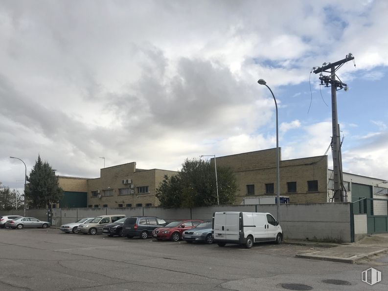 Industrial for sale at Calle Isaac Peral, Valdemoro, Madrid, 28341 with van, car, cloud, sky, automotive parking light, wheel, vehicle, asphalt, road surface and tree around