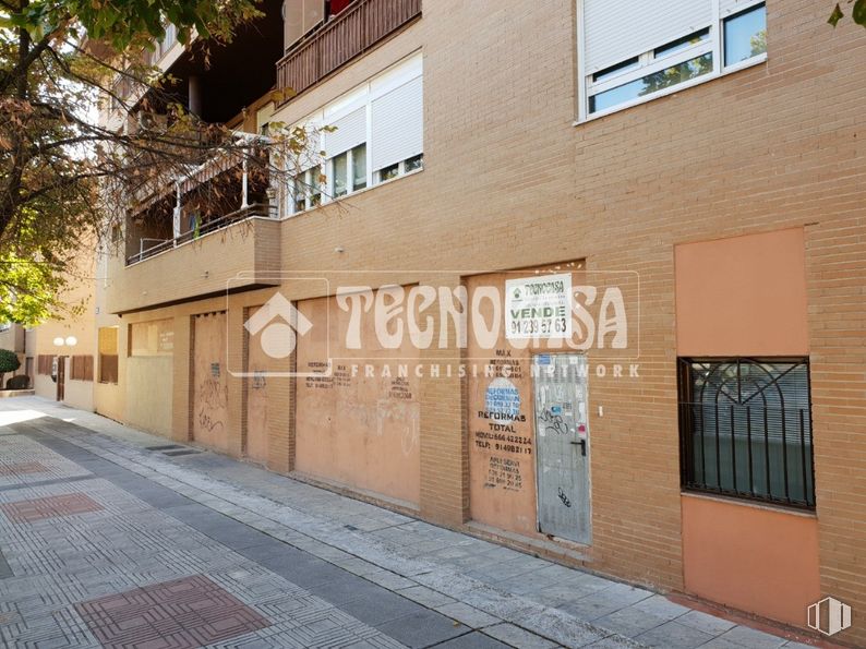 Local en venta en Zona del Juzgado de Paz, Humanes de Madrid, Madrid, 28830 con ventana, puerta, propiedad, edificio, árbol, accesorio, diseño urbano, fachada, superficie de carretera y bienes raíces alrededor