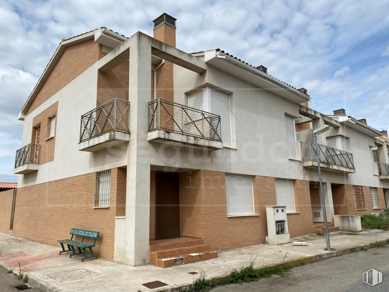 Land for sale at Casco urbano, Mascaraque, Toledo, 45430 with bench, plant, cloud, sky, building, window, fixture, wood, house and land lot around