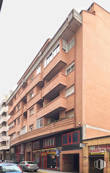 Retail for sale at Calle Santa Teresa de Jesús, 4, Talavera de la Reina, Toledo, 45600 with car, building, window, wheel, tire, vehicle, sky, condominium, urban design and neighbourhood around