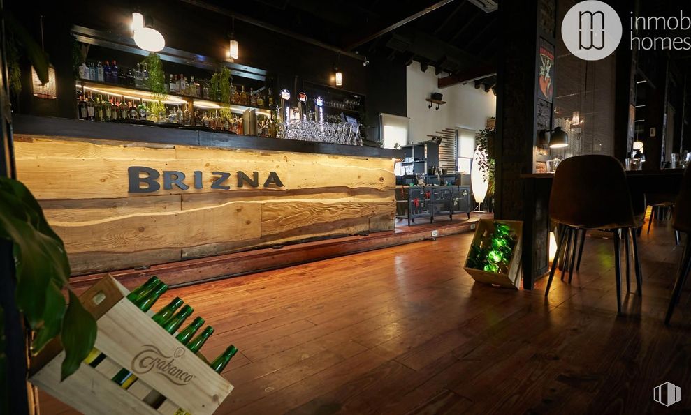 Retail for rent at Zona La Marazuela, Las Rozas de Madrid, Madrid, 28230 with chair, bar, restaurant, pub, drinking establishment, barware, night, wood flooring, tavern and bottle around