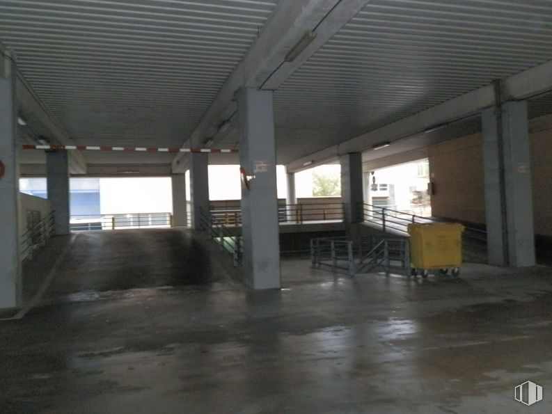 Nave en venta en Polígono Industrial Villaverde, Villaverde, Madrid, 28021 con accesorio, sombra, suelo, pasillo, piso, tintes y matices, ciudad, material compuesto, techo y ventana alrededor