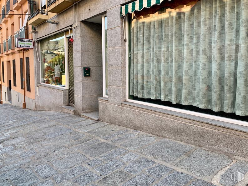 Retail for sale at Calle Pozas, 48, San Lorenzo de El Escorial, Madrid, 28200 with window, building, road surface, wood, flooring, urban design, sidewalk, tints and shades, facade and shade around