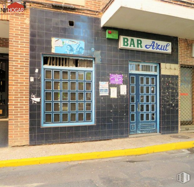 Retail for sale at Zona Huerta del Marqués, Arévalo, Ávila, 05200 with door, window, building, property, fixture, font, facade, brick, road surface and sidewalk around