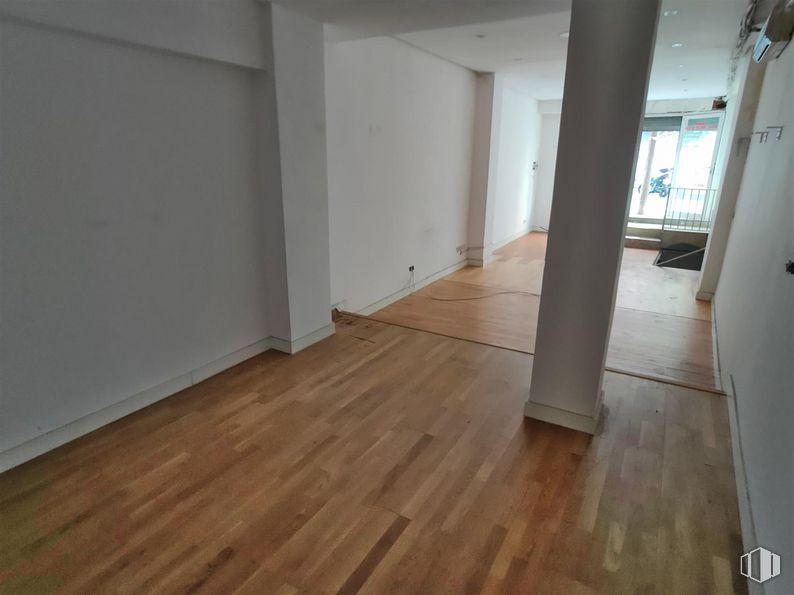 Retail for sale at Calle Cavanilles, Retiro, Madrid, 28007 with wood, flooring, floor, wood stain, hall, material property, fixture, laminate flooring, hardwood and building material around