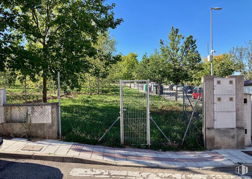 Suelo en venta en Calle Juan Antonio Zenon, 91, Navalcarnero, Madrid, 28600 con planta, cielo, árbol, superficie de la carretera, lote de terreno, asfalto, hierba, edificio, luz de la calle y valla alrededor