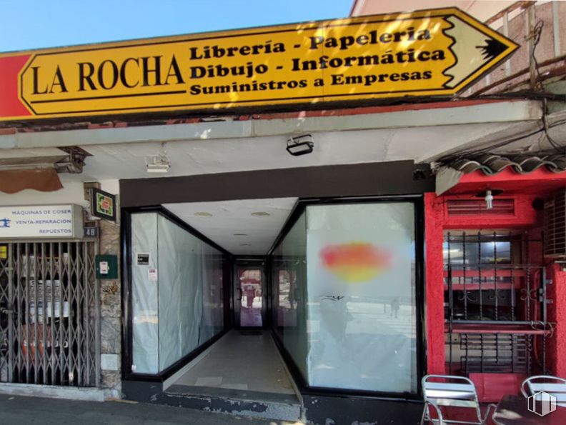 Local en alquiler en Calle Real, Collado Villalba, Madrid, 28400 con silla, propiedad, gas, puerta, fachada, cielo, edificio, fuente, publicidad y máquina alrededor