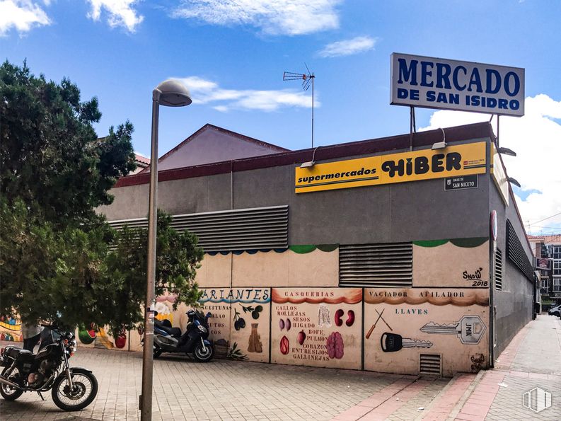 Retail for rent at Calle San Patricio, 1, Carabanchel, Madrid, 28019 with motorcycle, person, tire, building, wheel, cloud, sky, street light, tree and motor vehicle around