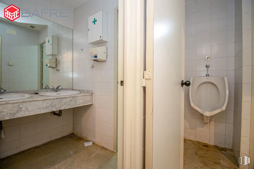 Local en venta en Calle Cardenal Mendoza, La Latina, Madrid, 28011 con inodoro, lavabo, cuarto de baño, accesorios de fontanería, pared, suelos, fregadero, suelo, fontanería y grifo alrededor