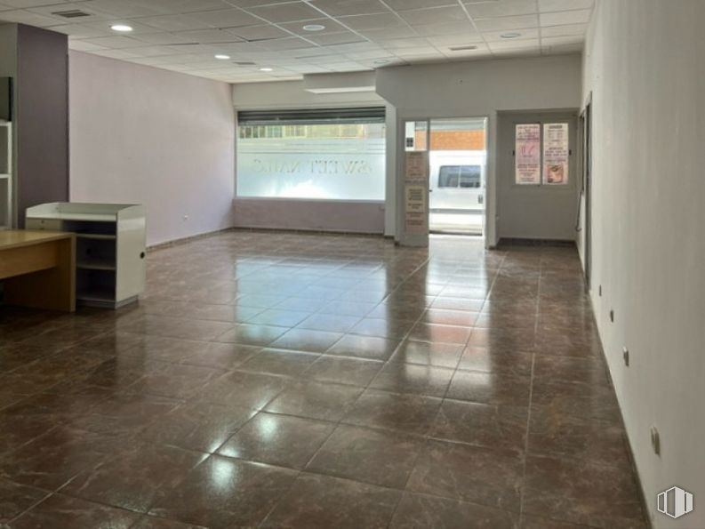 Retail for rent at Zona Escritores, Leganés, Madrid, 28912 with desk, window, flooring, hall, fixture, floor, interior design, tile flooring, wood and hardwood around