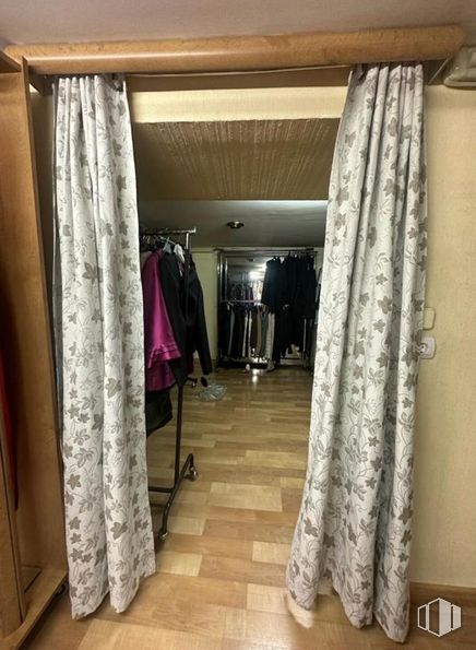 Retail for sale at Centro, Cuenca, 16001 with outerwear, sleeve, wood, flooring, floor, house, hardwood, clothes hanger, fashion design and building around