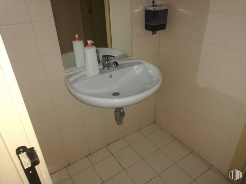 Retail for sale & for rent at Calle Gijón, Fuenlabrada, Madrid, 28942 with sink, packaged goods, tap, plumbing fixture, bathroom sink, bathroom, fluid, fixture, wood and composite material around