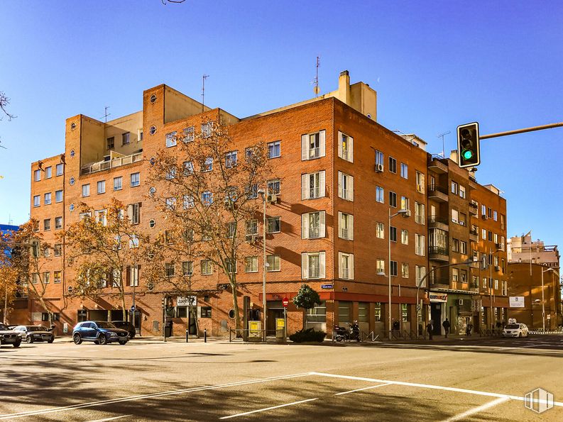 Oficina en alquiler en Calle Poeta Joan Maragall, 61, Tetuán, Madrid, 28020 con edificio, cielo, ventana, luz de la calle, planta, árbol, superficie de la carretera, diseño urbano, condominio y bloque de pisos alrededor