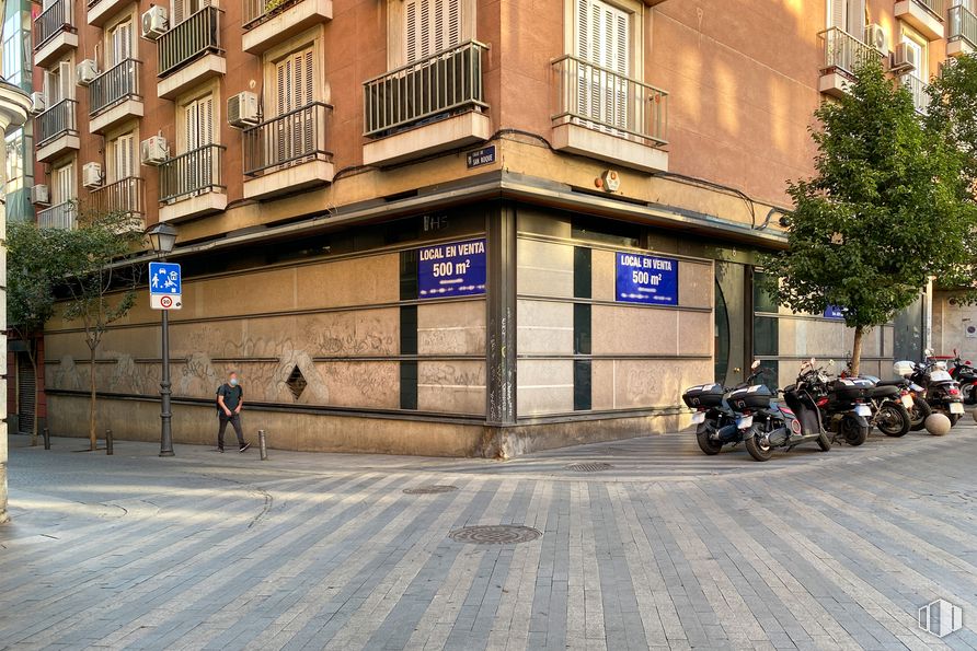 Local en venta en Calle de la Luna, 8, Centro, Madrid, 28004 con edificio, motocicleta, rueda, ventana, neumático, superficie de la carretera, vehículo, diseño urbano, acera y carretera alrededor