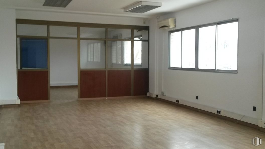 Industrial for rent at Camino Hormigueras, Villa de Vallecas, Madrid, 28031 with window, cabinetry, property, building, fixture, wood, hall, shade, interior design and floor around