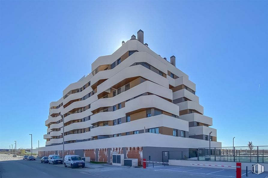 Local en alquiler en Calle Ferenc Puskas, 205-209, Vicálvaro, Madrid, 28052 con edificio, cielo, vehículo, neumático, rueda, diseño urbano, fachada, casa, ciudad y coche alrededor