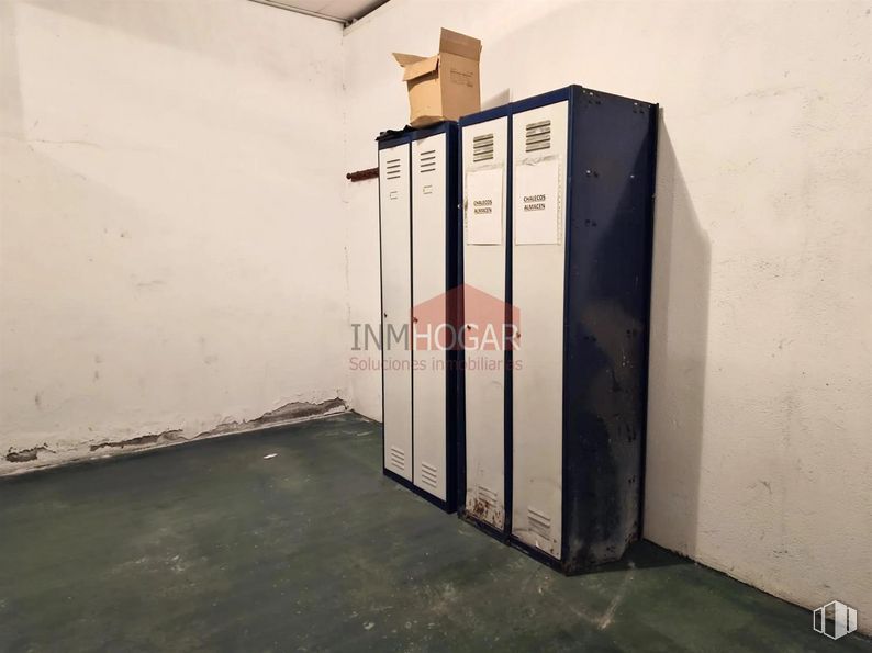 Industrial for sale at Polígono Hervencias, Ávila, 05004 with door, wood, fixture, floor, building, gas, flooring, house, concrete and composite material around