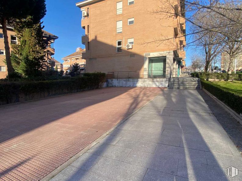 Local en alquiler en Zona Centro, Boadilla del Monte, Madrid, 28660 con edificio, casa, cielo, planta, ventana, superficie de la carretera, árbol, asfalto, luz solar y diseño urbano alrededor