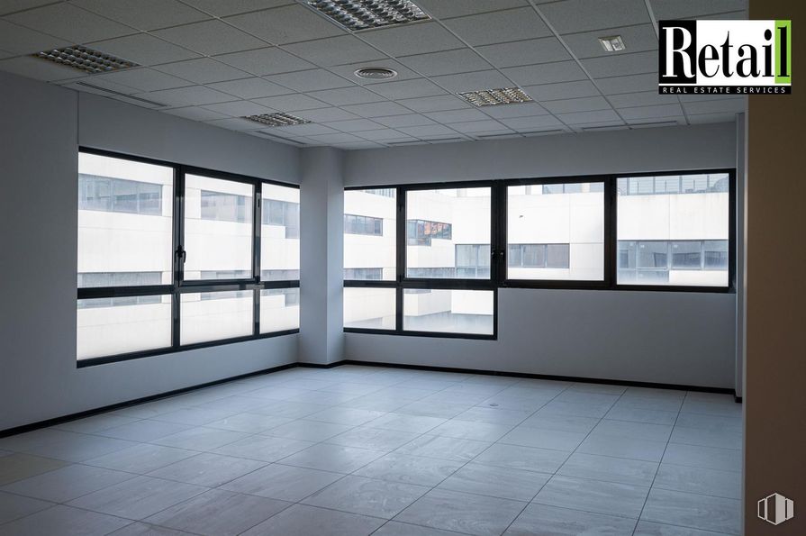 Office for sale & for rent at Calle Casas de Miravete, Villa de Vallecas, Madrid, 28031 with window, flooring, floor, interior design, ceiling, glass, composite material, hall, apartment and commercial building around