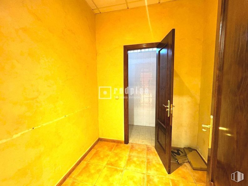 Local en venta en Zona centro, Alovera, Guadalajara, 19208 con pared, suelos, amarillo, suelo, puerta, techo, tinte para madera, pintura, puerta de casa y escayola alrededor