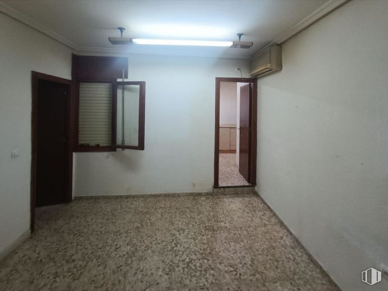 Oficina en venta en Plaza Hispanidad, Cuenca, 16001 con lámpara, puerta, alumbrado, accesorio, madera, interiorismo, hall, suelos, suelo y inmobiliario alrededor