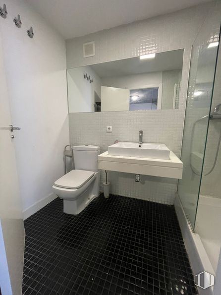 Office for rent at Calle Henares, Camarma de Esteruelas, Madrid, 28816 with toilet, sink, flooring, floor, plumbing fixture, bathroom, interior design, tile, ceiling and plumbing around