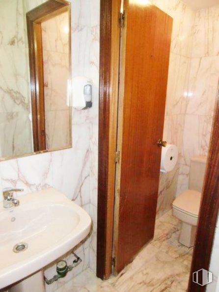 Oficina en venta en Carretera Canillas, Hortaleza, Madrid, 28043 con inodoro, fregadero, marrón, espejo, propiedad, accesorios de fontanería, lavabo, grifo, cuarto de baño y edificio alrededor