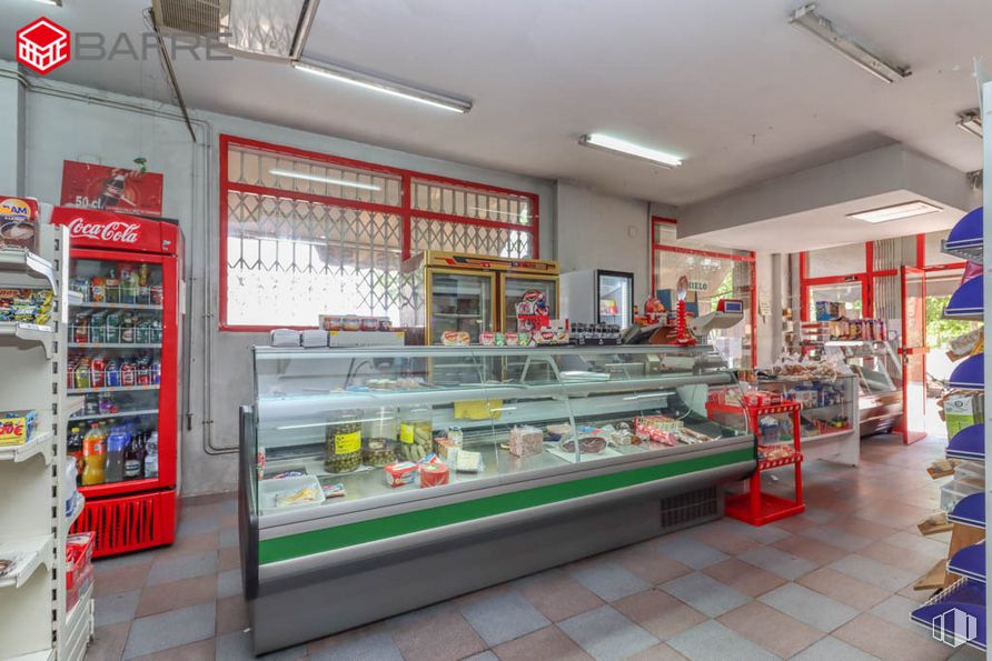 Local en venta en Calle Avena, Usera, Madrid, 28026 con comida, edificio, estante, ventana, tienda, venta al por menor, gas, máquina, tienda de comestibles y comercio alrededor