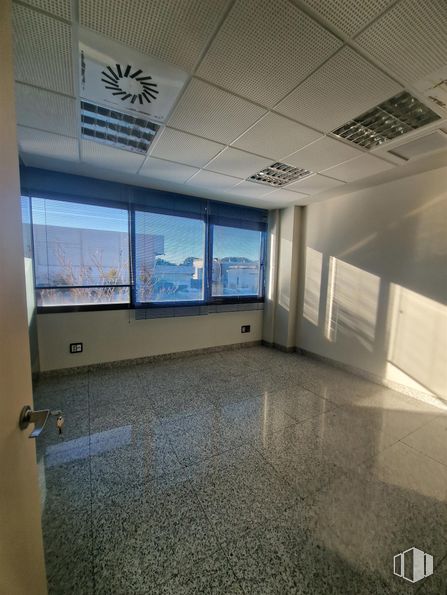 Oficina en alquiler en Zona El Pinar - Punta Galea, Las Rozas de Madrid, Madrid, 28230 con ventana, edificio, casa, suelos, accesorio, techo, sombra, hall, vidrio y evento alrededor