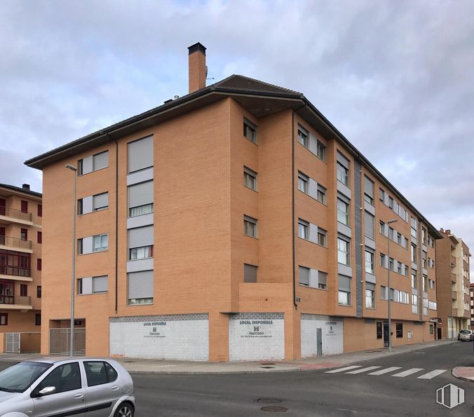 Retail for sale & for rent at Calle Dalia, 1, Ávila, 05002 with car, building, sky, automotive parking light, tire, window, cloud, wheel, vehicle and street light around