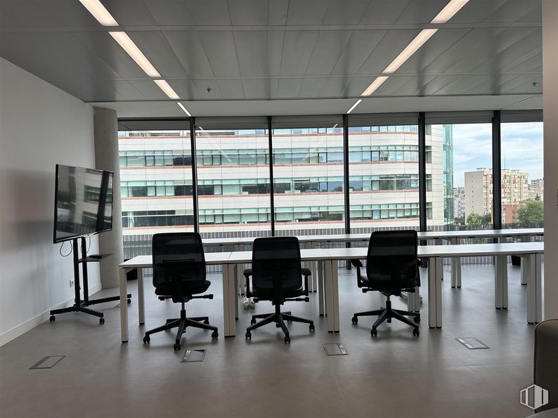 Office for rent at Edificio Helios, Spaces Campo Naciones, Hortaleza, Madrid, 28033 with chair, building, office chair, interior design, plant, fixture, flooring, floor, shade and city around