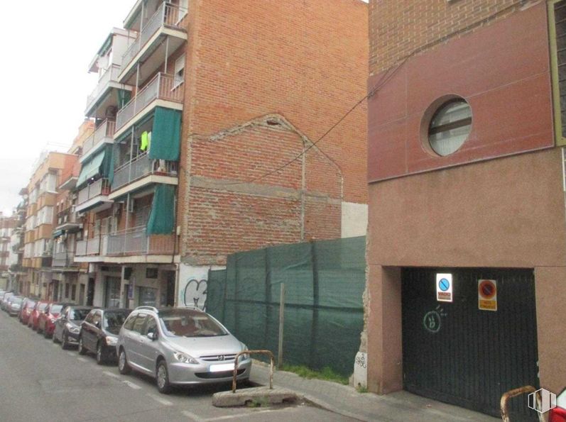 Land for sale at Calle Venancio Martín, Puente de Vallecas, Madrid, 28038 with car, window, building, land vehicle, vehicle, plant, architecture, tire, road surface and urban design around