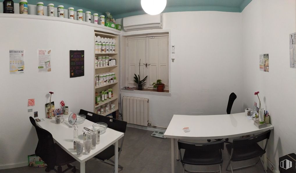 Office for rent at Calle Valle de Oro, 50, Carabanchel, Madrid, 28019 with table, chair, furniture, plant, building, houseplant, interior design, architecture, wall, flooring and material property around