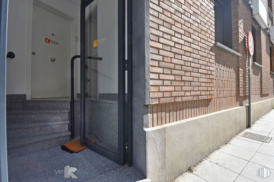 Local en alquiler y venta en Calle Perales, 1, Pinto, Madrid, 28320 con edificio, ventana, accesorio, puerta, superficie de la carretera, material compuesto, gas, fachada, casa y exterior del automóvil alrededor