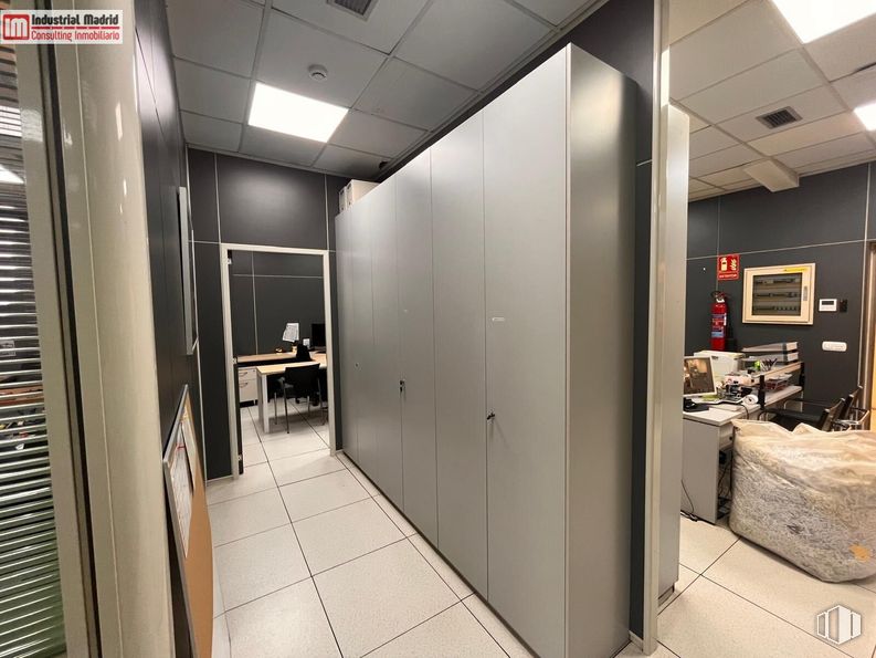 Industrial for sale at Calle Plomo, San Martín de la Vega, Madrid, 28330 with wardrobe, light fixture, cupboard, floor, flooring, building, automotive design, ceiling, door and fixture around